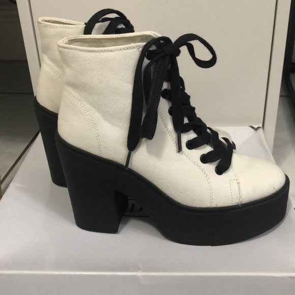 White chunky heeled boots, like Steve Madden or Doc martins - Picture 2 of 2